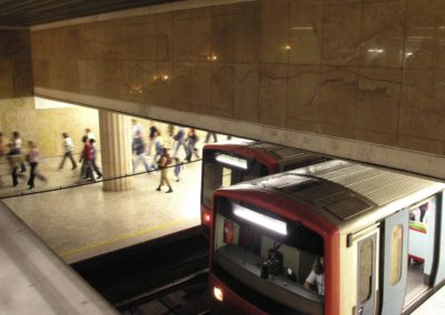 Vista de cima dos comboios nas plataformas da estação Entre Campos