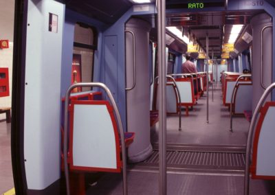 Interior de um comboio do Metro, parado na plataforma da estação Rato