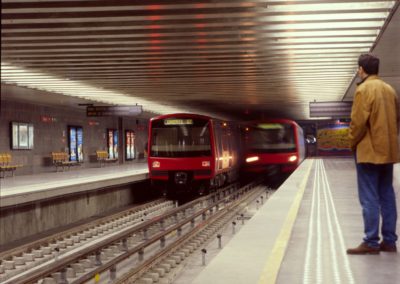 Comboios do Metro a circularem pelas linhas da estação Oriente