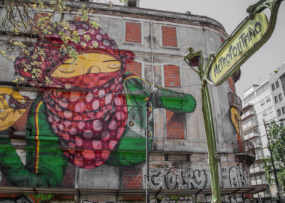 Entrada para a estação Picoas do Metro sobre um edifício da cidade com arte urbana