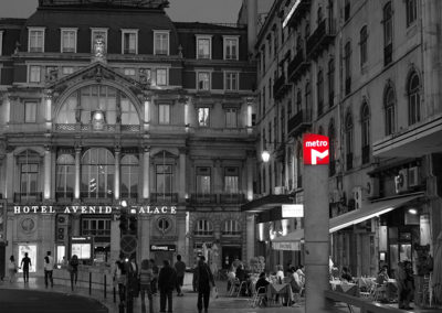 Pilar do Metro, estação Restauradores, sobre a vista noturna da cidade