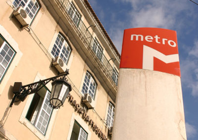 Pilar do Metro ao lado de um edifício da Baixa de Lisboa
