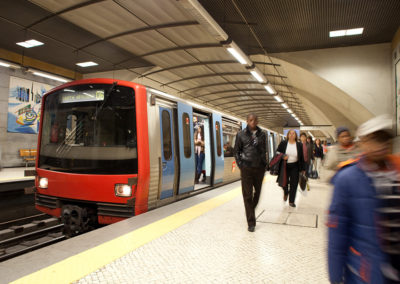 Clientes saem do comboio em serviço na plataforma da estação Restauradores