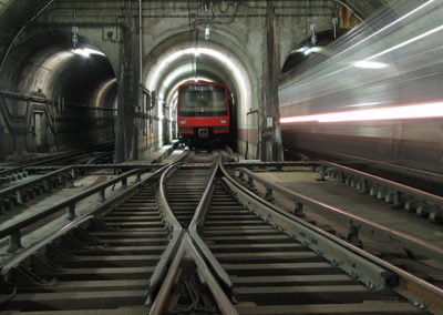 Comboios do Metro em túneis