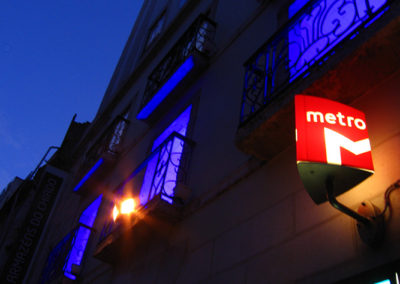 Logotipo do Metro à entrada da estação Baixa-Chiado