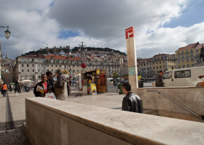 Acesso para a estação Rossio com vista para o Castelo de São Jorge