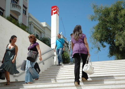 Clientes nas escadas de acesso ao Metro