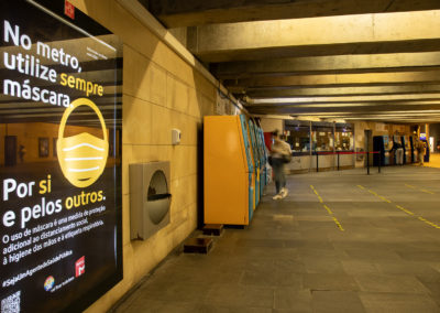 Campanha de distanciamento de segurança no átrio da estação