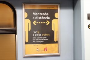 Sinalética de distanciamento de segurança na fila no interior do comboio