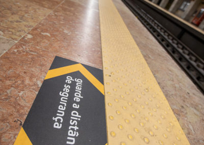 Sinalética de distanciamento de segurança no cais da estação