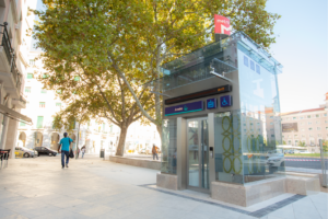 Imagem do elevador exterior da estação Areeiro, junto à Praça Francisco Sá Carneiro