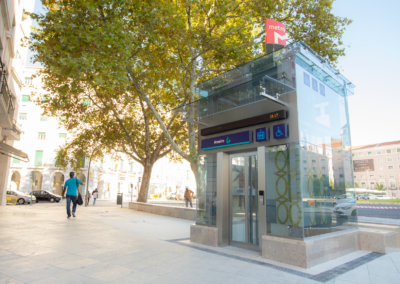 Imagem do elevador exterior da estação Areeiro, junto à Praça Francisco Sá Carneiro