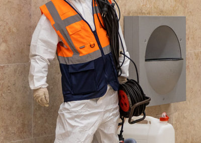 Agente de limpeza realiza desinfeção nas estações do Metro - A ação é realizada uma vez por mês