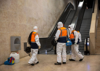 Agente de limpeza realiza desinfeção nas estações do Metro - A ação é realizada uma vez por mês