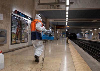 Agente de limpeza realiza desinfeção nas estações do Metro - A ação é realizada uma vez por mês