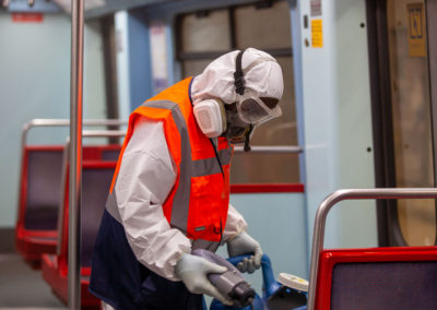 Agente de limpeza realiza desinfeção nos comboios do Metro - A desinfeção é efetuada uma vez por mês