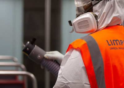 Agente de limpeza realiza desinfeção nos comboios do Metro - A desinfeção é efetuada uma vez por mês