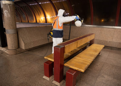 Agente de limpeza realiza desinfeção nas estações do Metro