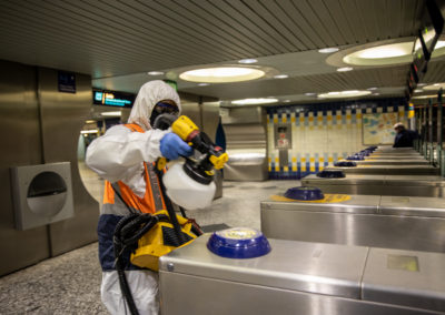 Agente de limpeza realiza desinfeção nas estações do Metro