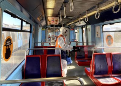 Agente de limpeza realiza desinfeção nos comboios do Metro