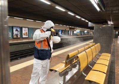 Agente de limpeza realiza desinfeção nas estações do Metro