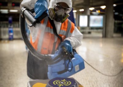 Agente de limpeza realiza desinfeção no Metro