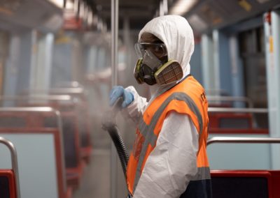 Agente de limpeza realiza desinfeção no Metro