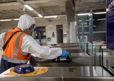 Agente de limpeza realiza desinfeção no Metro