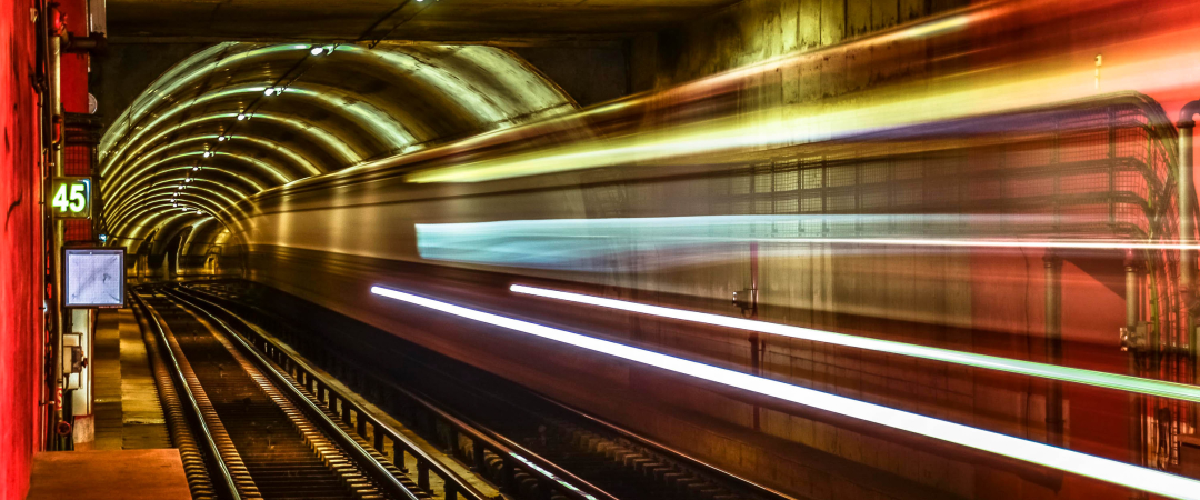 Comboio em movimento num túnel do Metro