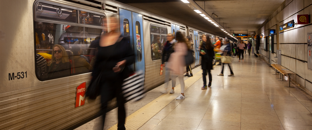 Passageiros junto do comboio do Metro