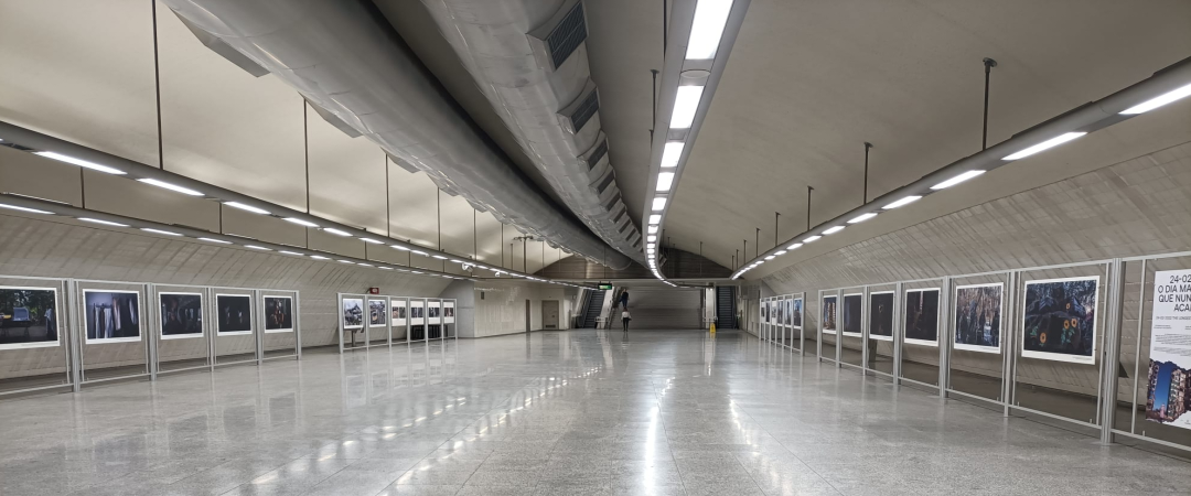 24-02-2022 O dia mais longo que nunca mais acabou. Fotografia documental. David Araújo e Cândida Pinto. Estação S. Sebastião. 11 de abril a 9 de maio