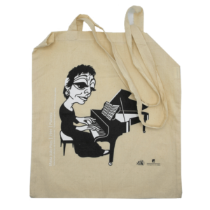 Imagem de saco de pano com a caricatura da pianista Maria João Pires.