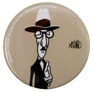 Crachá com imagem de caricatura de Fernando Pessoa.