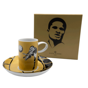 Chávena de café com pires, com a caricatura de Eusébio a rematar uma bola.