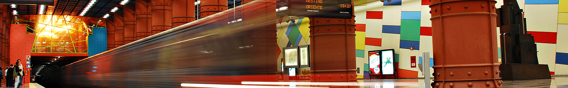 Fotografia de pessoas à espera de um comboio no cais de embarque da estação Olaias.