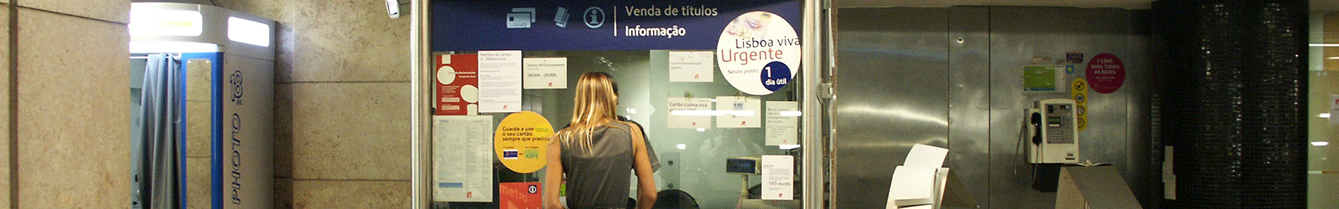 Fotografia de uma senhora de costas a ser atendida num posto de venda do Metro.