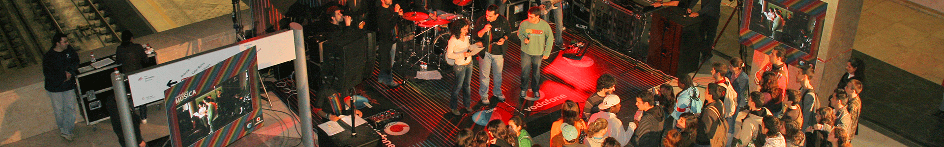 Fotografia de um palco com músicos na estação Alameda (linha Vermelha).