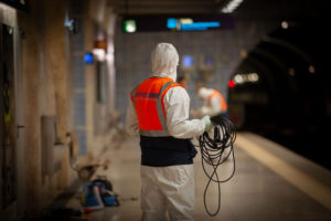 Fotografia de limpeza com produto Zoono na estação Telheiras