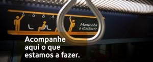 Vista do interior de um comboio com o título ao centro “Acompanhe aqui o que estamos a fazer”