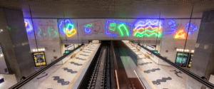 Vista para um dos painéis neon da estação Carnide