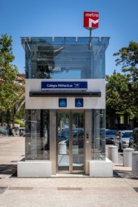 Fotografia do novo elevador da estação Colégio Militar/Luz ao nível da rua/superfície