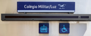 Fotografia do novo elevador da estação Colégio Militar/Luz ao nível da átrio (zona não paga)