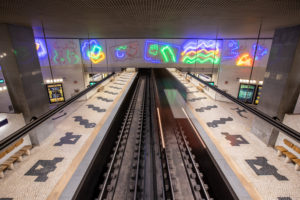 Vista para um dos painéis neon da estação Carnide