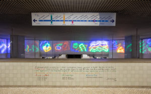 Vista para um dos painéis neon da estação Carnide