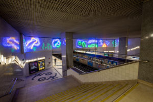 Vista para um dos painéis neon da estação Carnide
