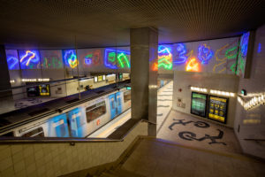 Vista para um dos painéis neon da estação Carnide