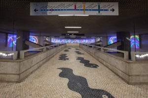 Vista para um dos painéis neon da estação Carnide