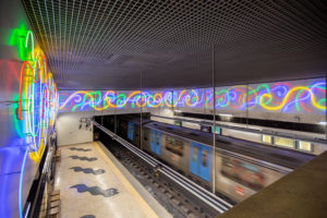Vista para um dos painéis neon da estação Carnide