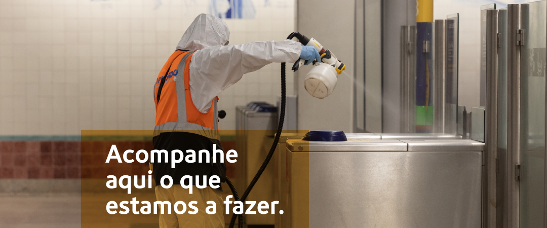 limpeza_1080x450_10 Vemos uma funcionária a limpar uma máquina de venda com o texto no centro "Acompanhe aqui o que estamos a fazer".