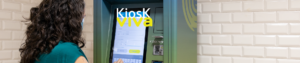 Senhora a utilizar um kiosk viva na estação Alameda. No topo e centro da imagem lemos "Kiosk viva"